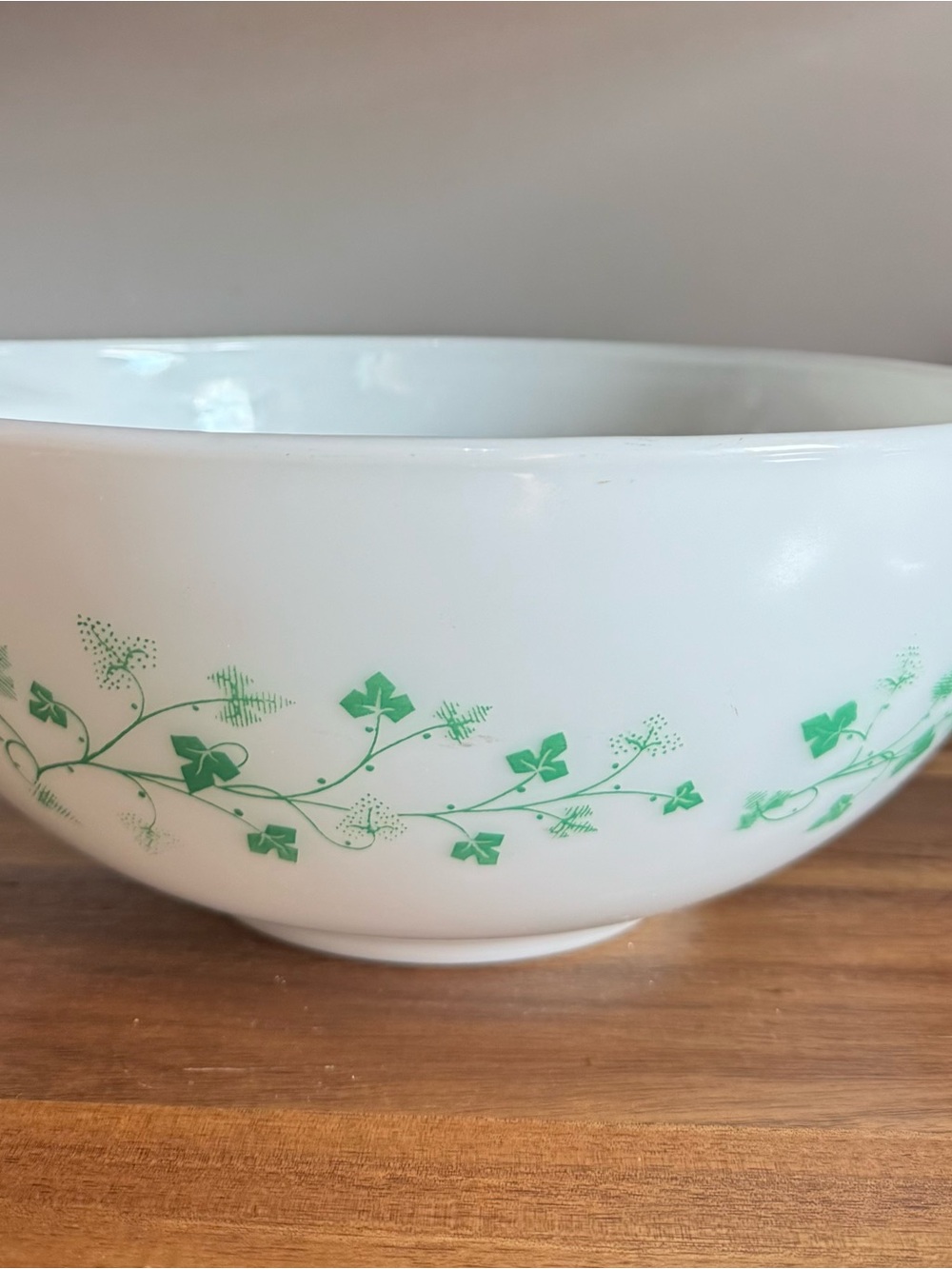 PYREX 444 White Milk Glass Mixing Bowl Green Ivy Pattern w/ Pour Spouts